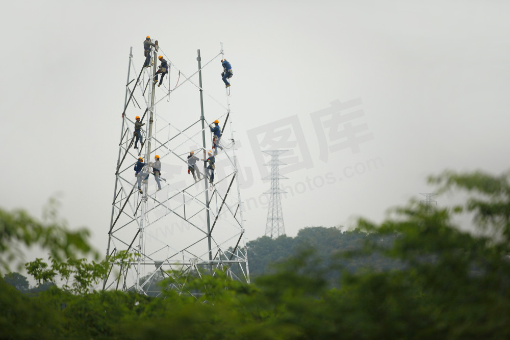 径山线路改造的电力工作人员 