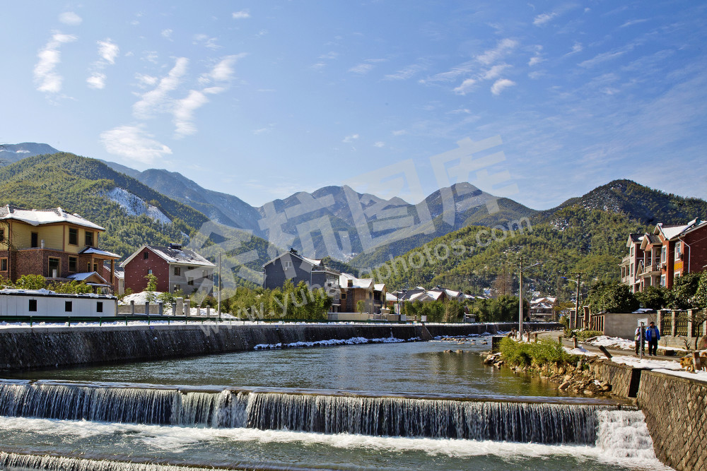 一溪碧水自山来+鸬鸟山沟沟村口