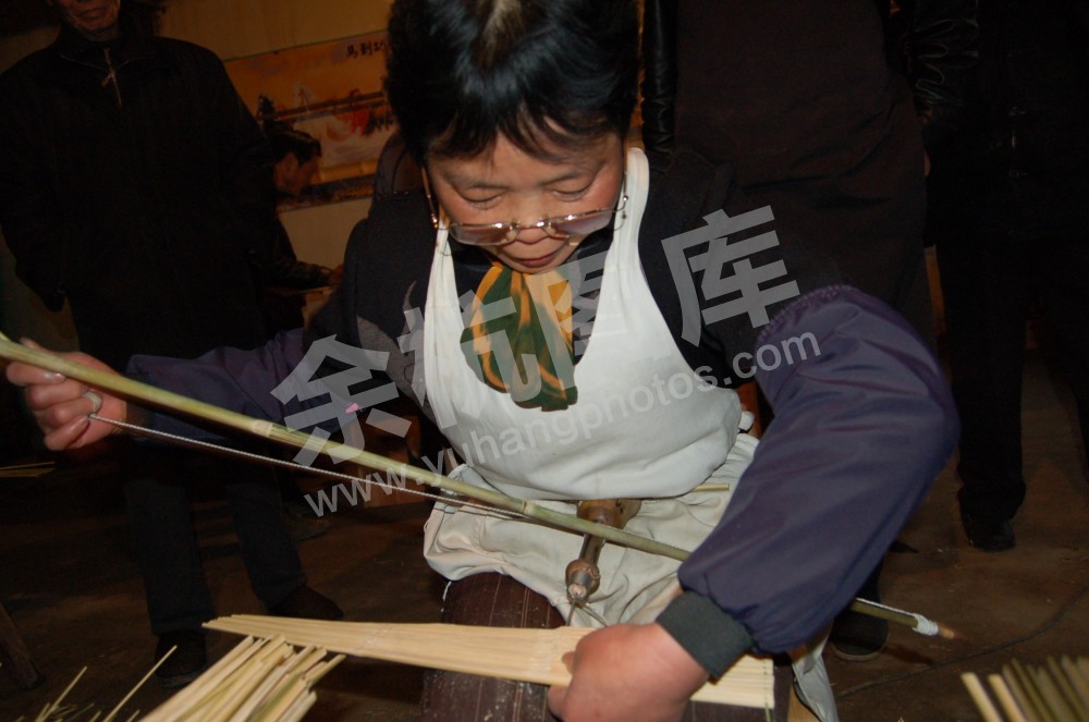 余杭纸伞制作技艺制伞骨工序——打洞