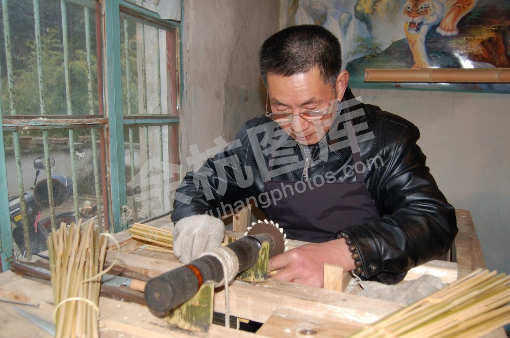 余杭纸伞制作技艺制伞骨工序——锯槽