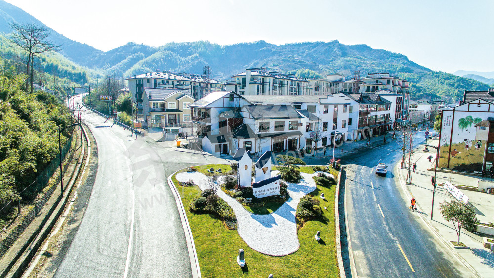 焕然一新的鸬鸟集镇