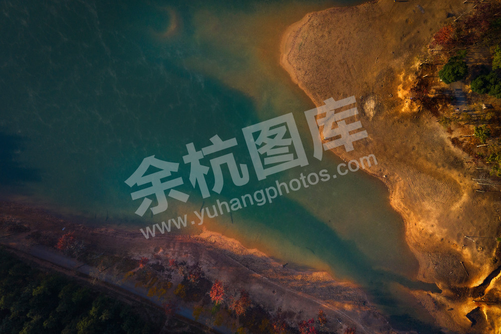 《深秋晨韵&middot;甘岭湖》