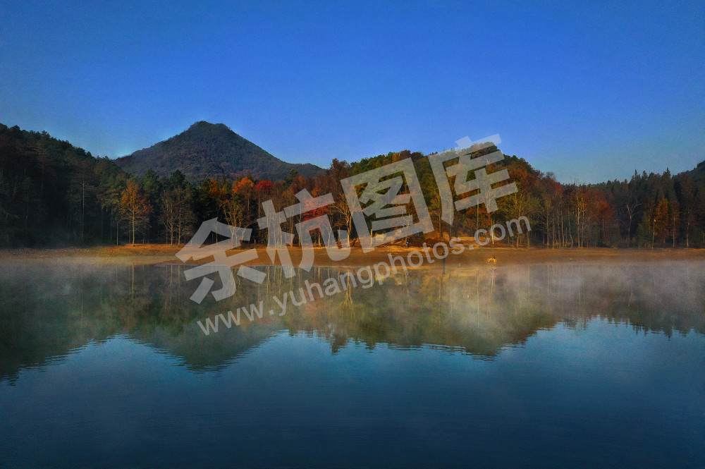 《深秋晨韵&middot;甘岭湖》