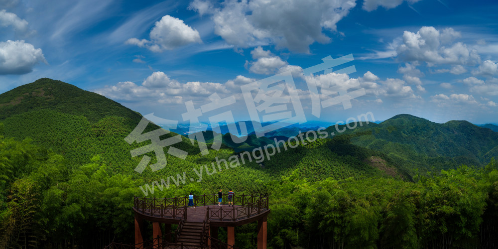 《王位山上眺风光》