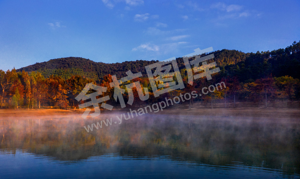 《深秋晨韵&middot;甘岭湖》