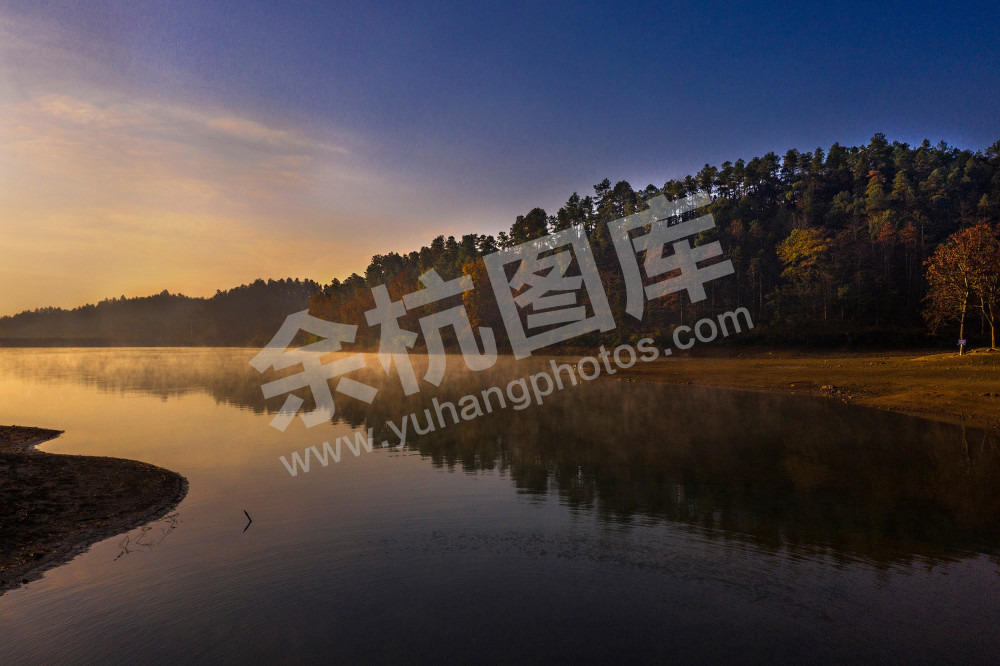 《深秋晨韵&middot;甘岭湖》