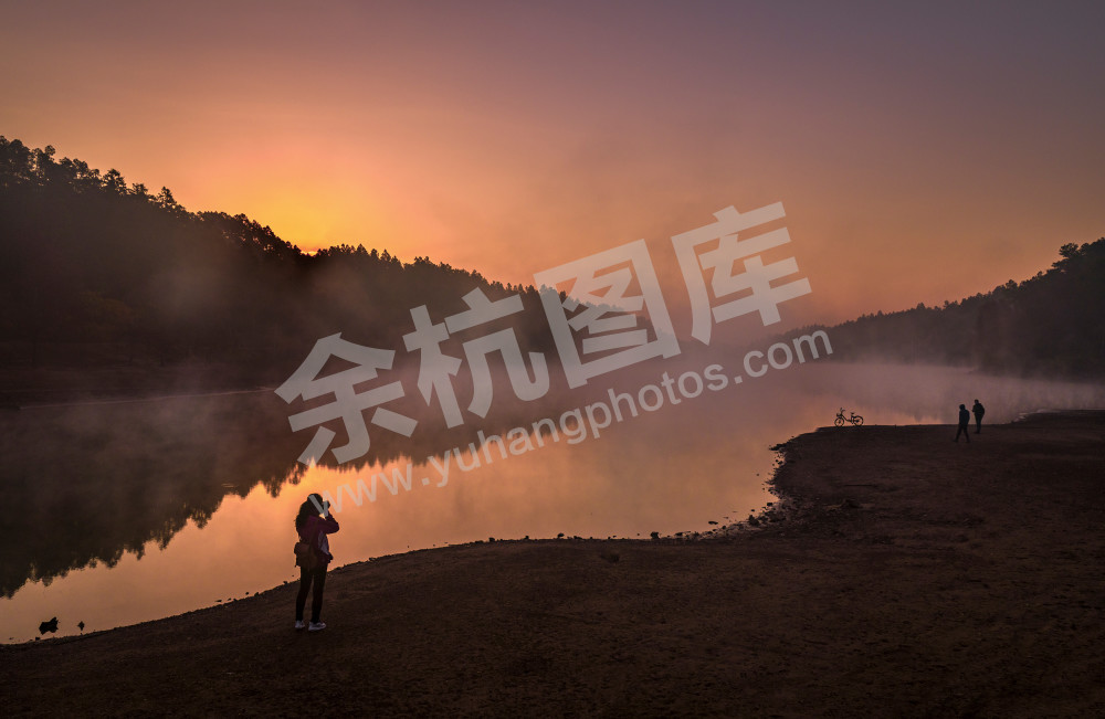 《深秋晨韵&middot;甘岭湖》