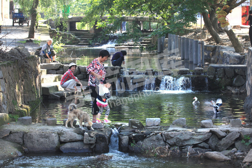 小溪涓涓村中过