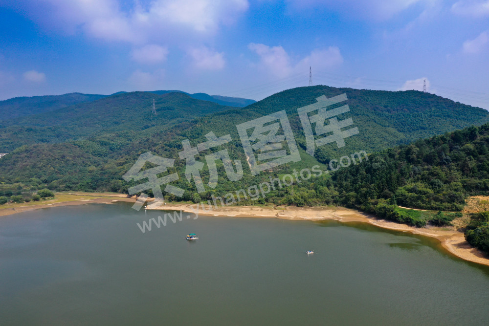 蓝天青山和绿水