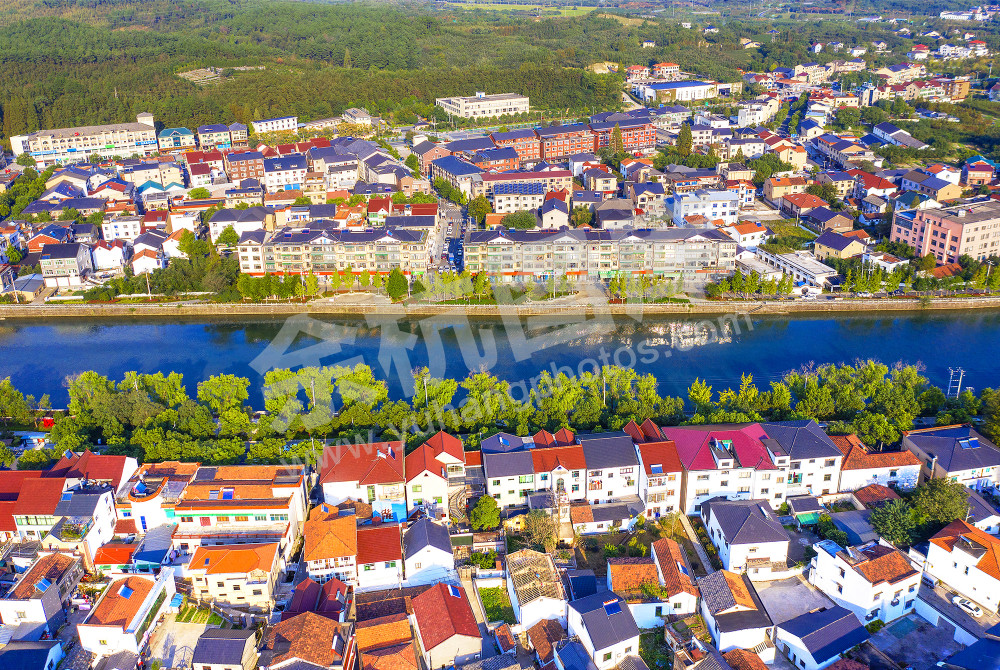 《依山而居 傍水而憩》