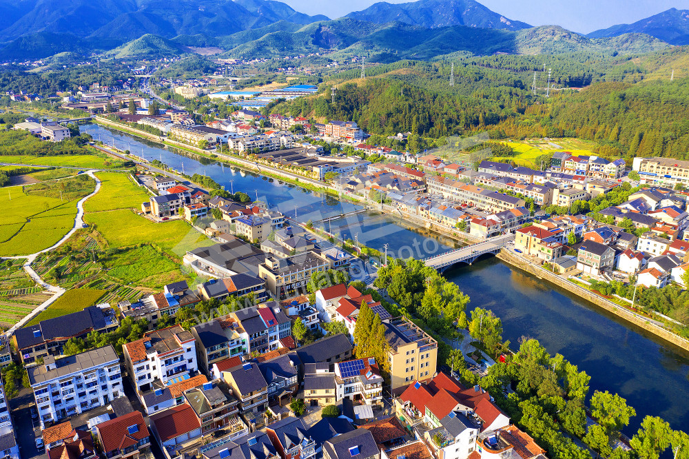 《依山而居 傍水而憩》