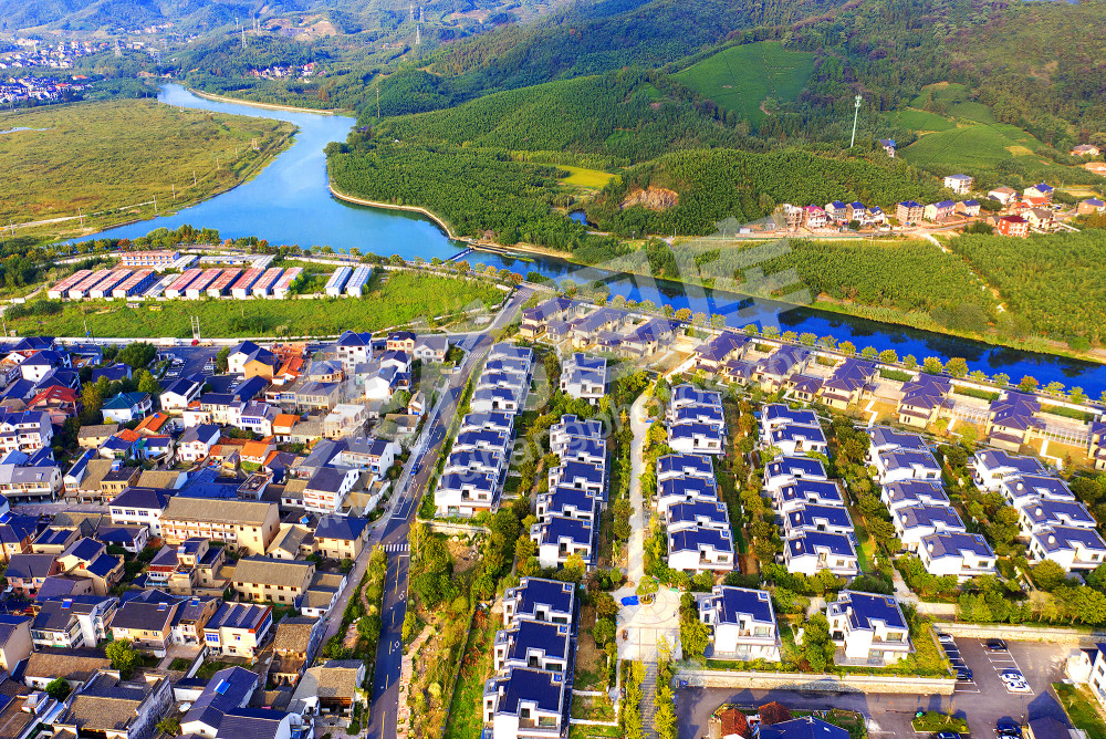 《依山而居 傍水而憩》