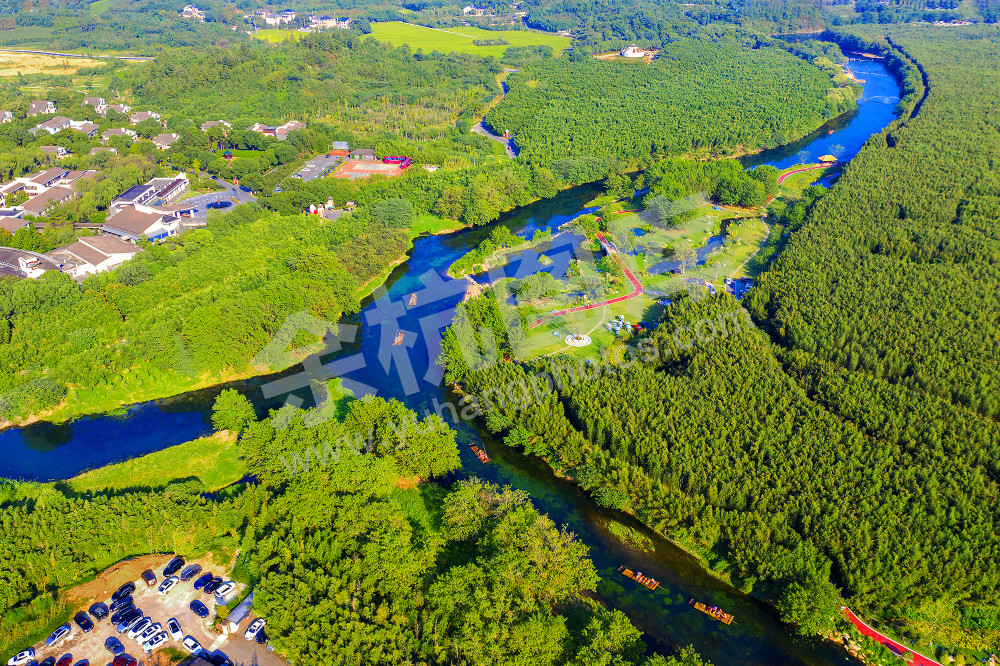 《徜徉在青山绿水间》