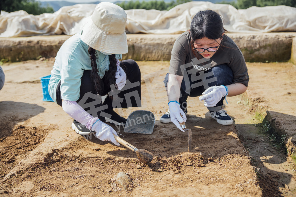 游客在公众考古区体验