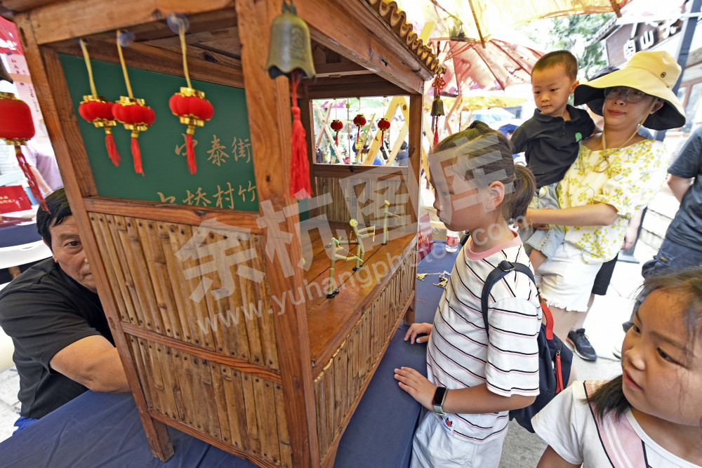 古镇老街晒非遗