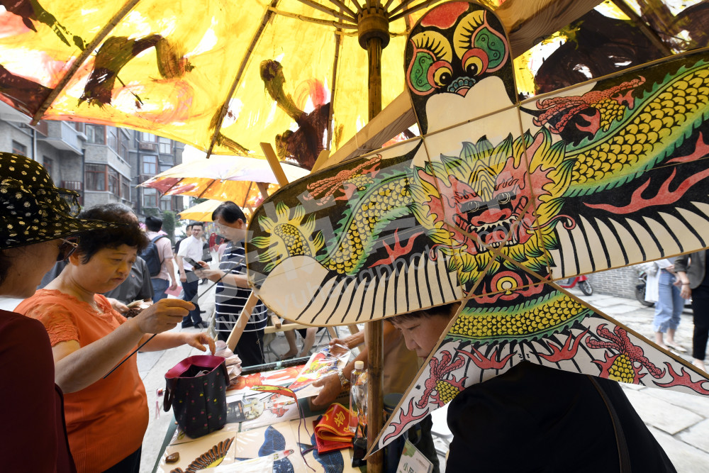 古镇老街晒非遗