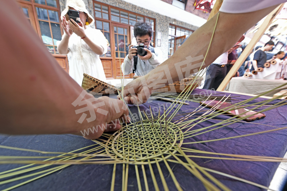 古镇老街晒非遗