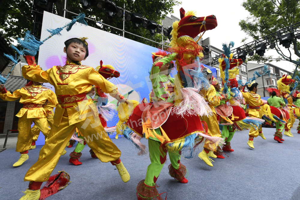 古镇老街晒非遗