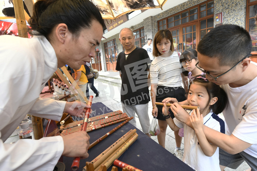 古镇老街晒非遗