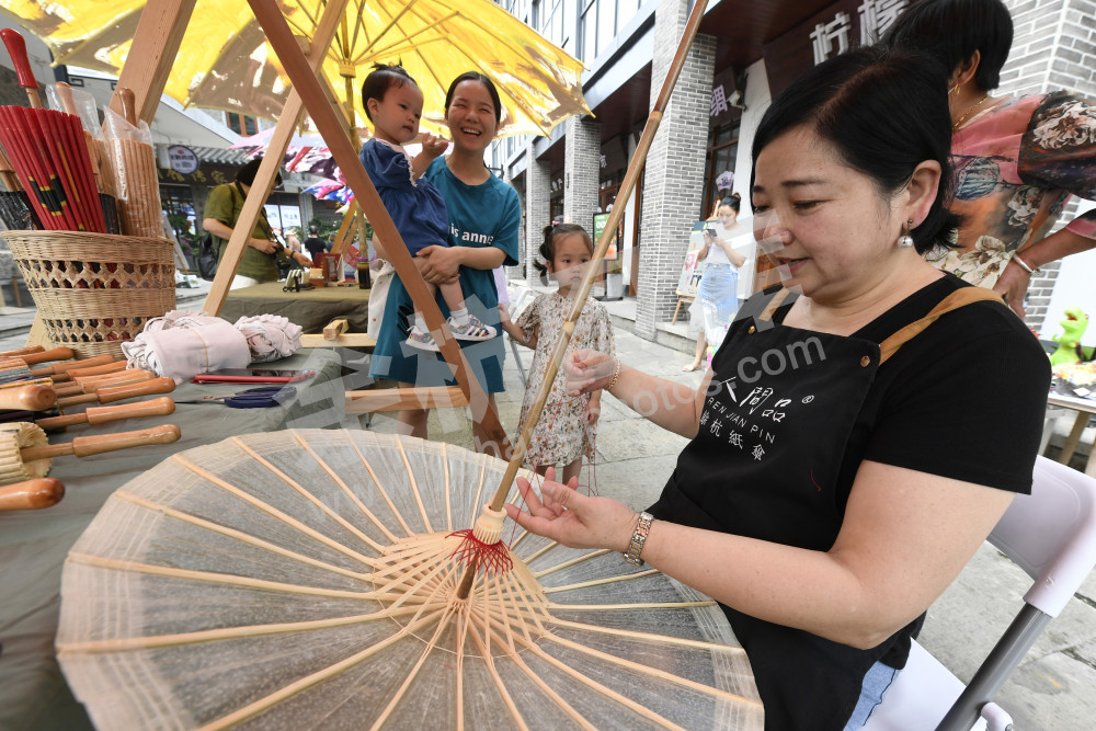 古镇老街晒非遗