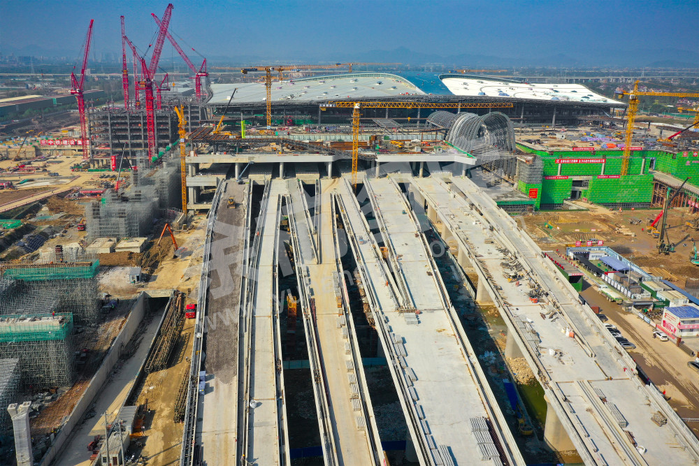 《建设中的火车西站》