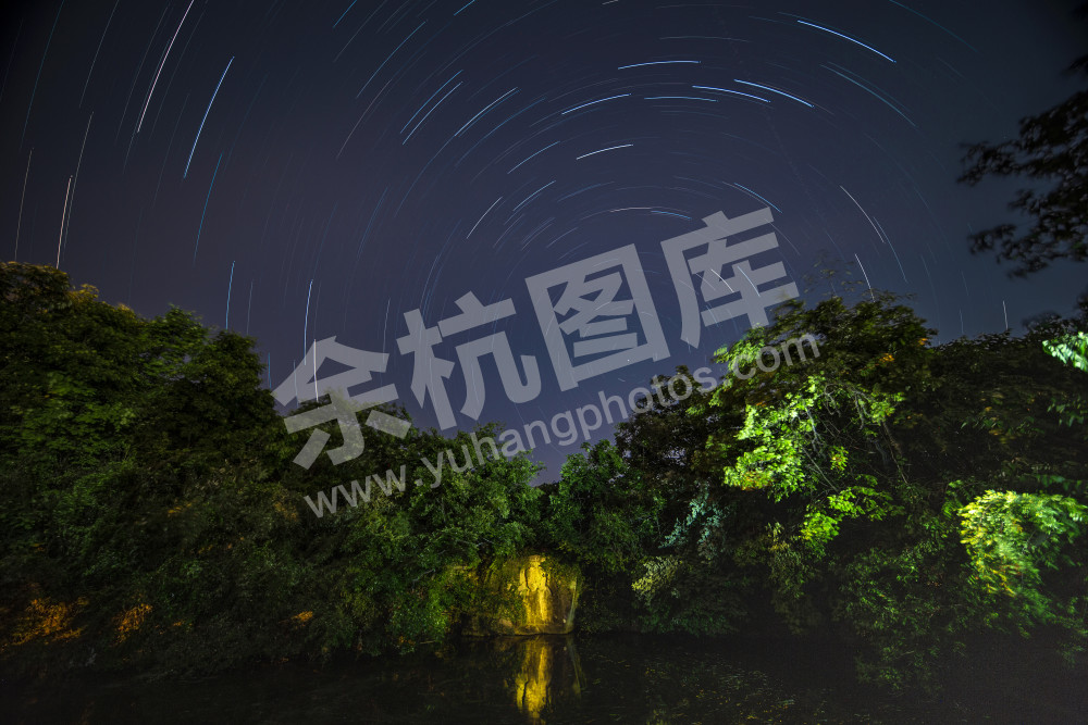 星空下的摩崖大佛