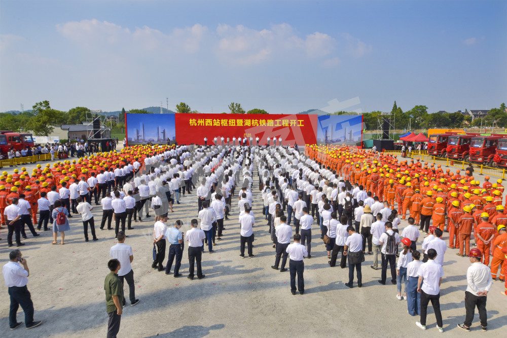 《建设中的火车西站》