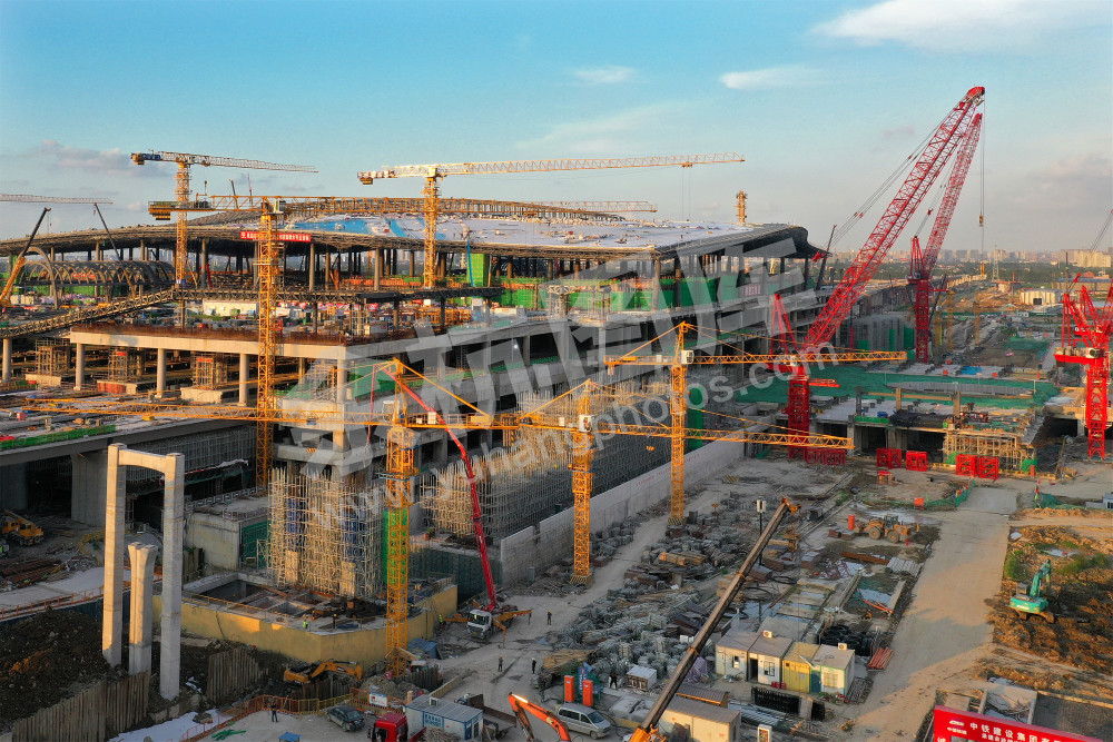 《建设中的火车西站》