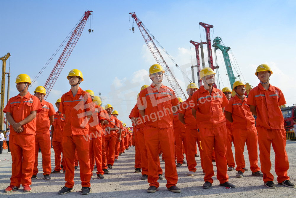 《建设中的火车西站》