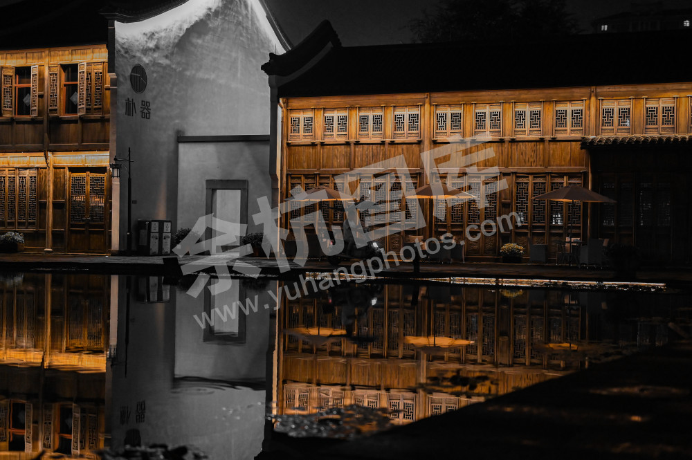 梦想小镇-夜幕中的快递小哥