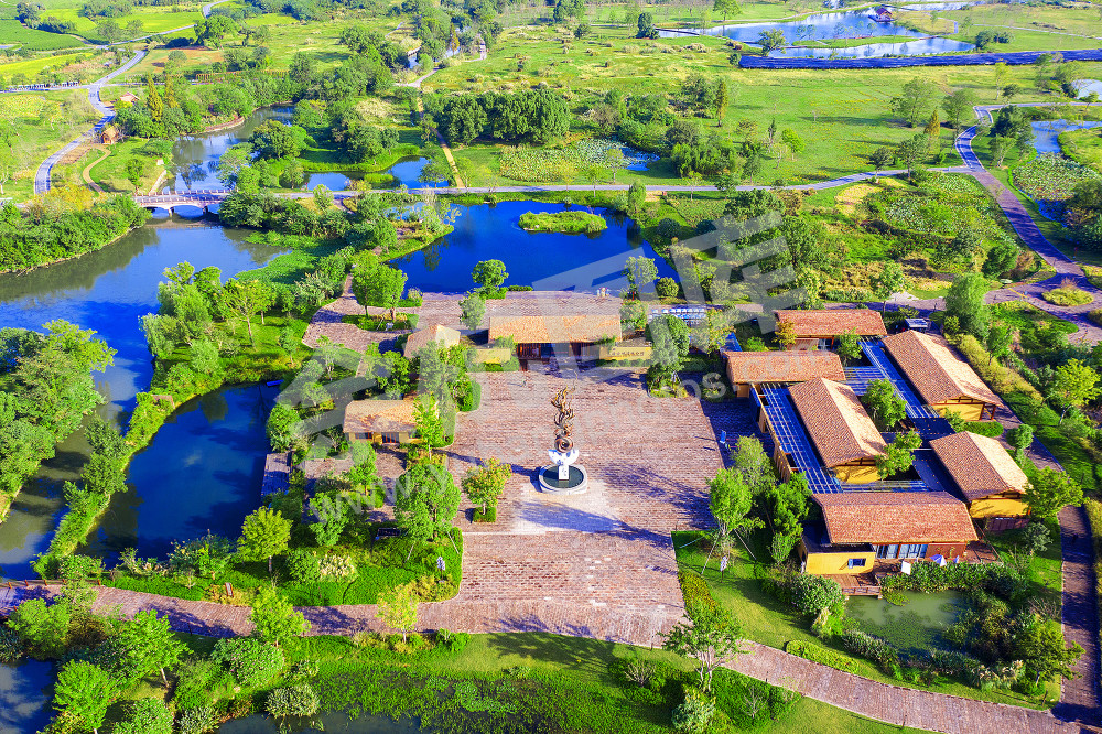 《良渚遗址公园精致的园林景观》