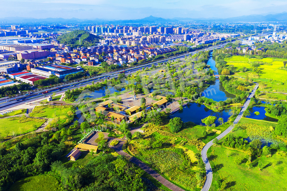 《良渚遗址公园精致的园林景观》