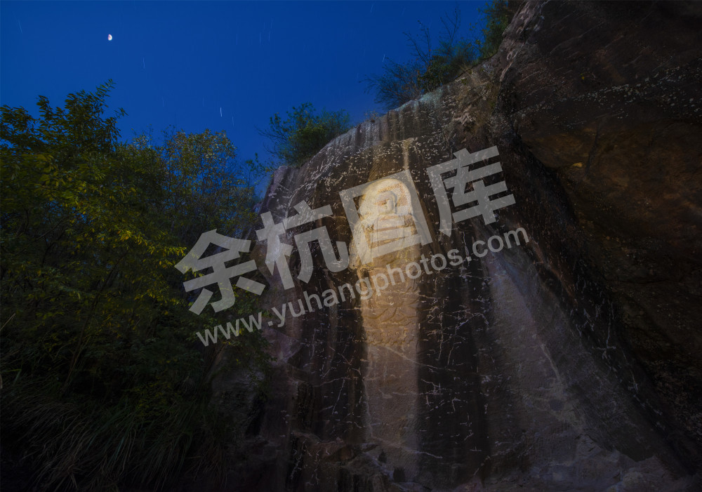 《月下南山佛雕》