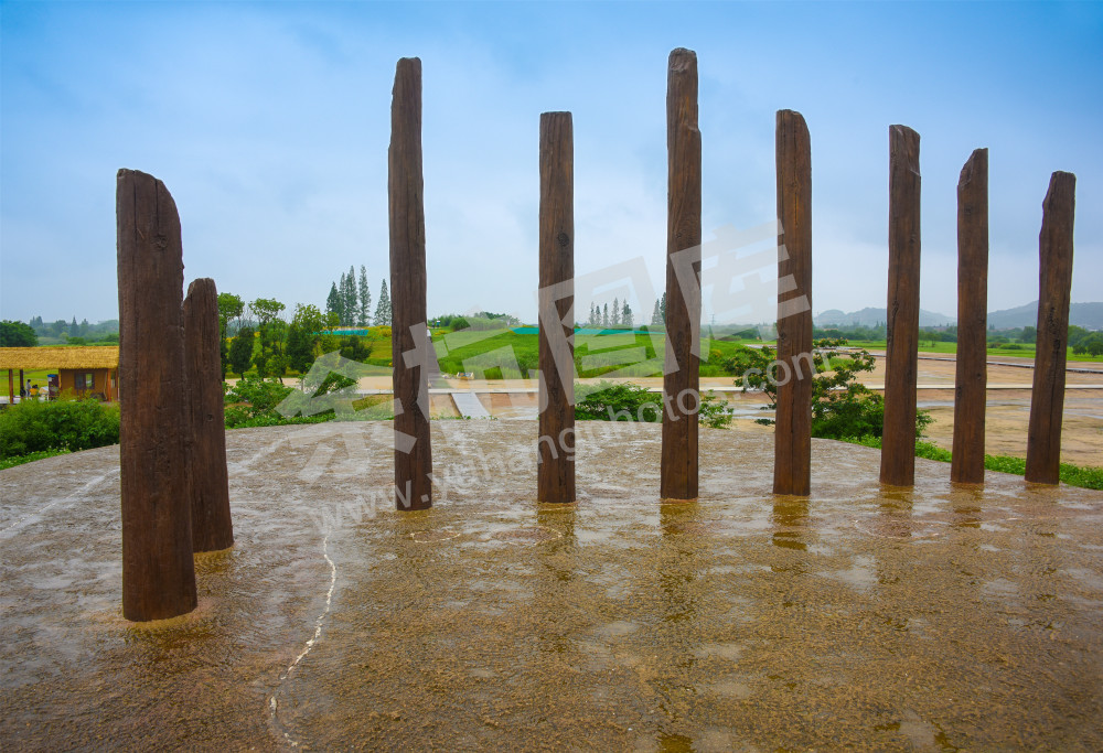 《雨中的良渚古城》