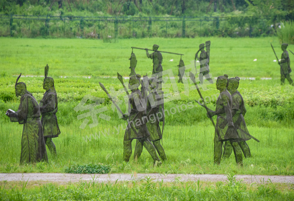 《雨中的良渚古城》