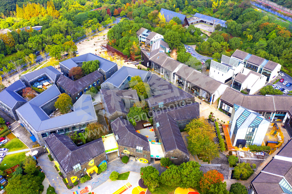 《人文和谐新型未来社区的建设典范》