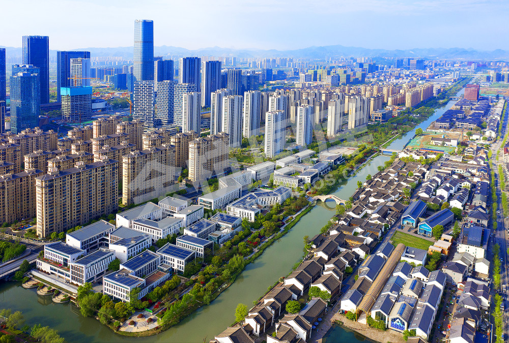 《奋进新时代 创造新成就》