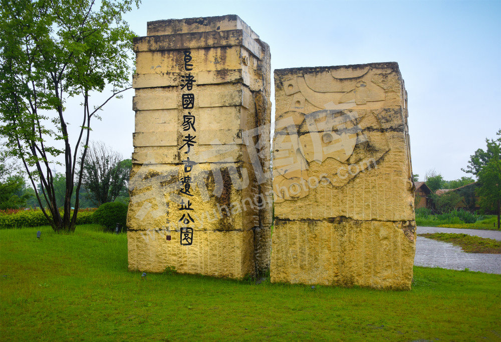 《雨中的良渚古城》