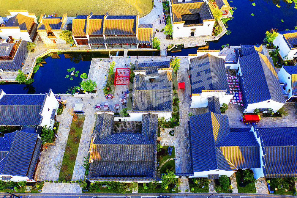 《旧街换新颜 古镇迎蝶变》