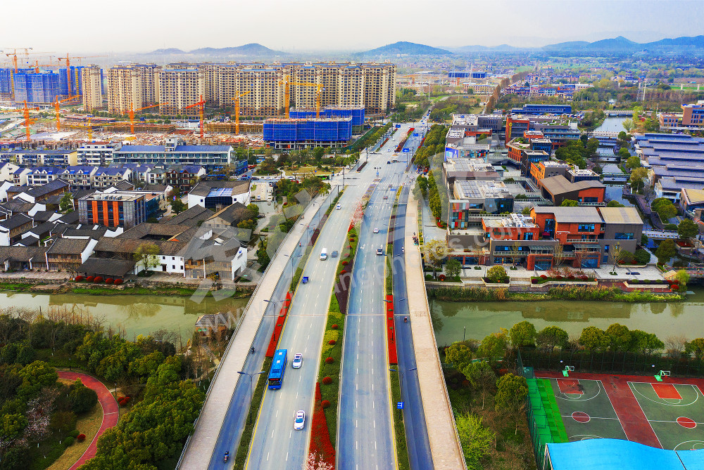 《奋进新时代 创造新成就》