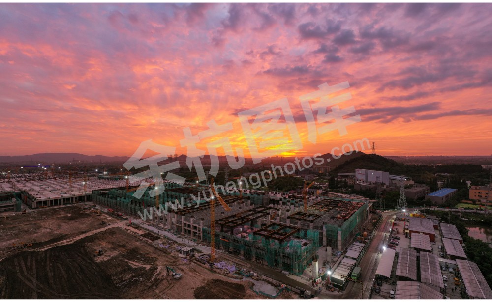 《西站工地霞光普照》  