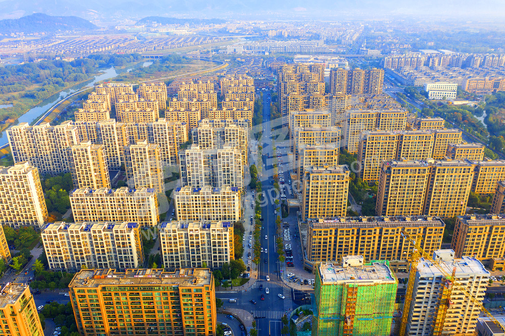 《向美而立 向城而生》