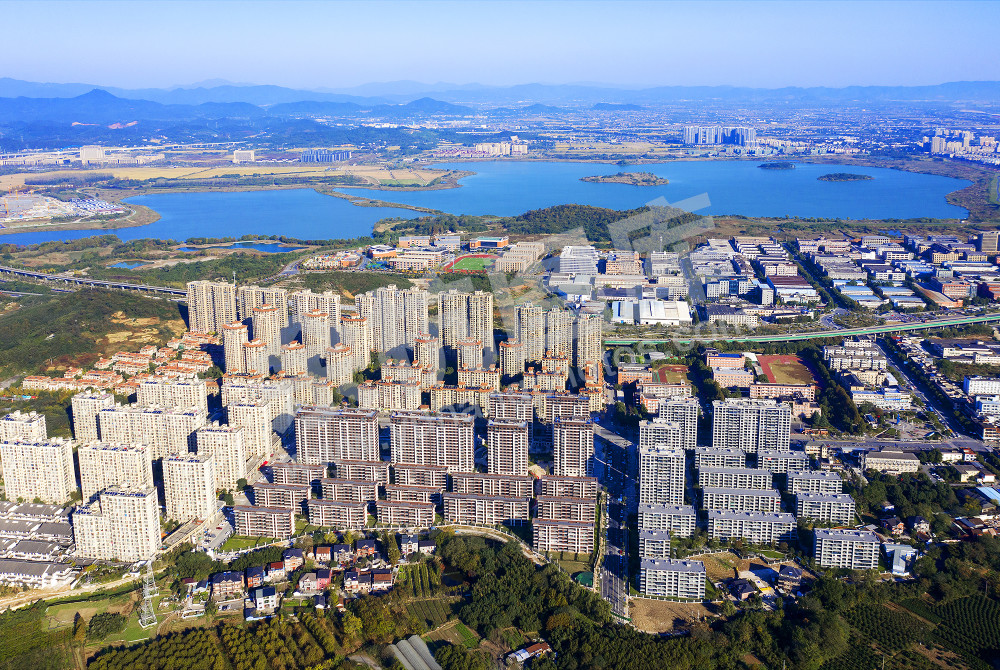 《向美而立 向城而生》