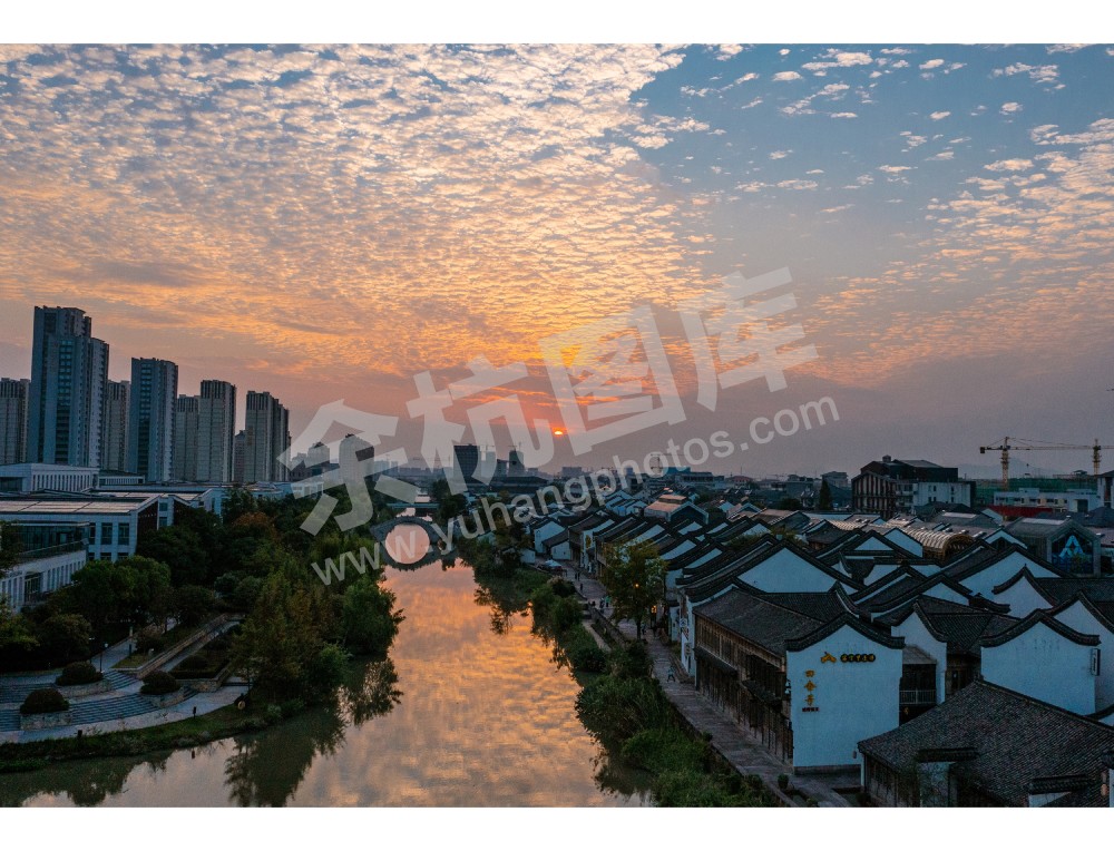 《彩云映小镇》 