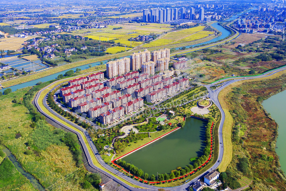 《向美而立 向城而生》