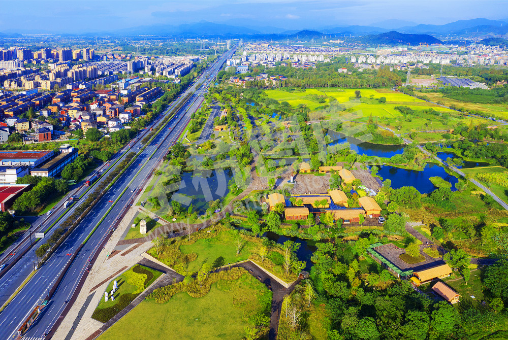 《良渚遗址公园精致的园林景观》