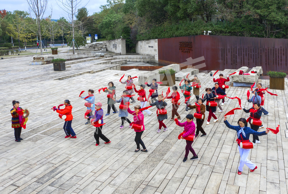 《人文和谐新型未来社区的建设典范》