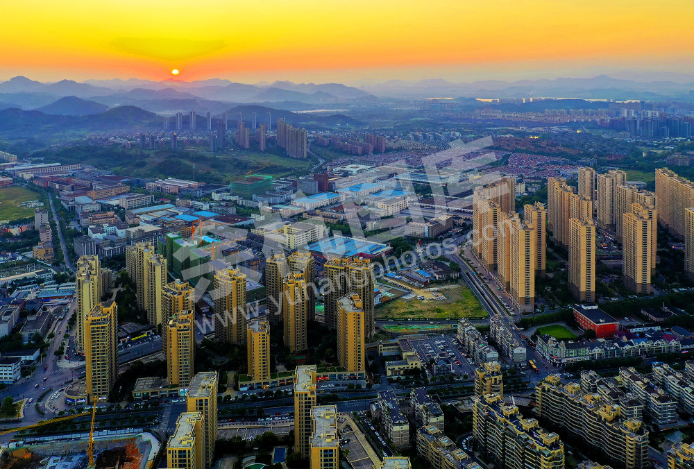 《破旧立新重塑家园》