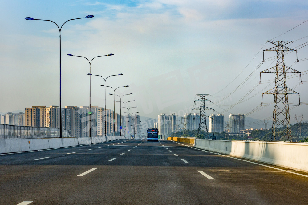 《高架路上看余杭》