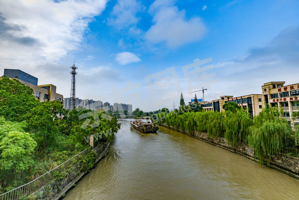 《高架路上看余杭》